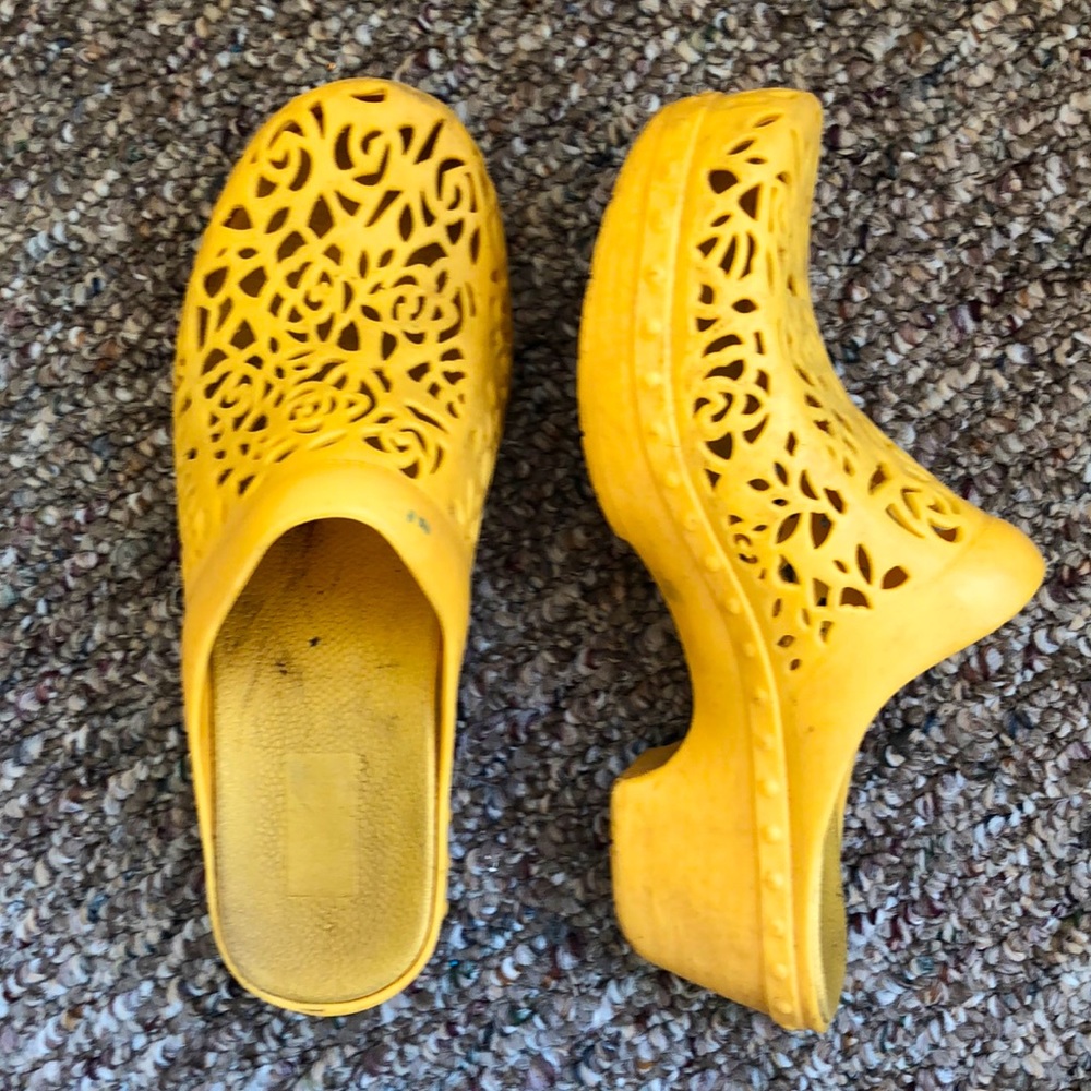 Yellow Danskos